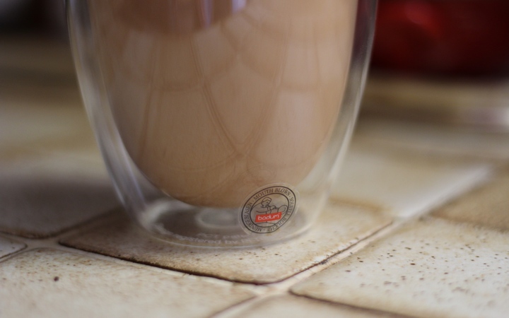 Closeup of the "mouth blown" sticker on the 35cl (~12oz) Bodum Pavina (double walled thermo glass mug).